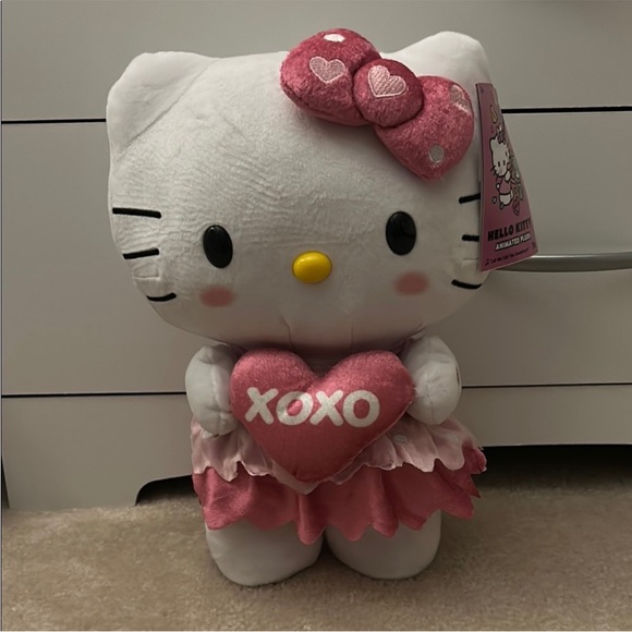 Hello Kitty Animated Plush Greeter Valentine - Picture 1 of 5